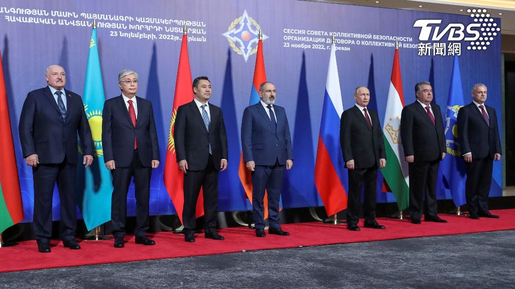 有專家指出亞美尼亞總理帕希尼揚（左四），拍照時刻意與普欽（右三）拉開距離。（圖／達志影像路透社）