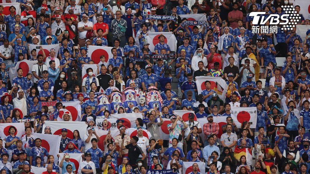 日本隊在首戰中表現精彩，日球迷在場邊狂歡。（圖／達至影像路透社）