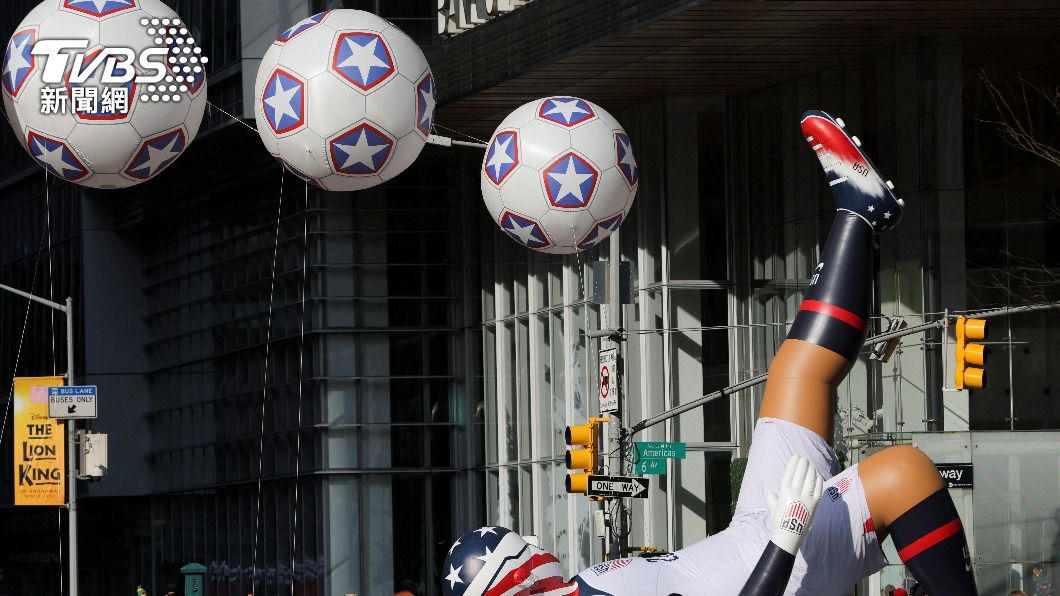 遊行中還有巨型氣球向出戰世界盃的美國隊致敬。（圖／達志影像路透社）