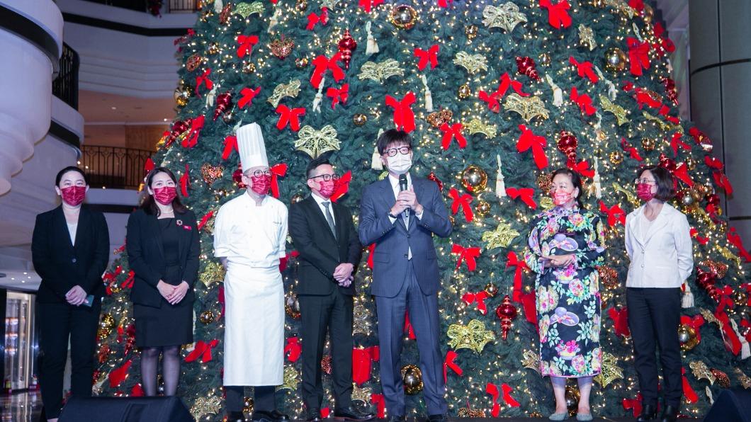 新加坡豐隆集團及千禧酒店集團台灣總經理 闞耀榮總經理偕同酒店高階主管點亮耶誕樹。（圖／業者提供）