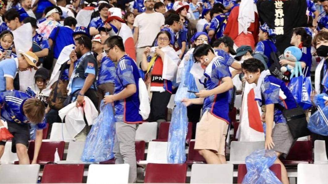 離開觀眾席的日本球迷自發性地將垃圾裝入袋子中帶走。（圖／翻攝自@ruby_a_gogo推特）