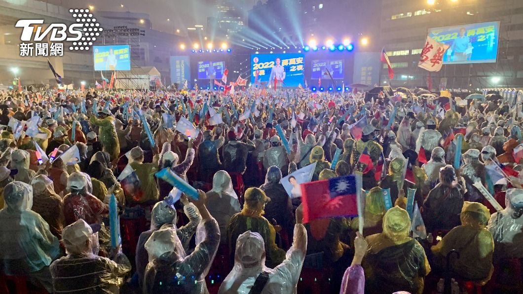 國民黨台北市長候選人蔣萬安今（25）日晚間舉辦「奮戰勝選之夜」，現場湧入5萬人。（圖／區國強攝）
