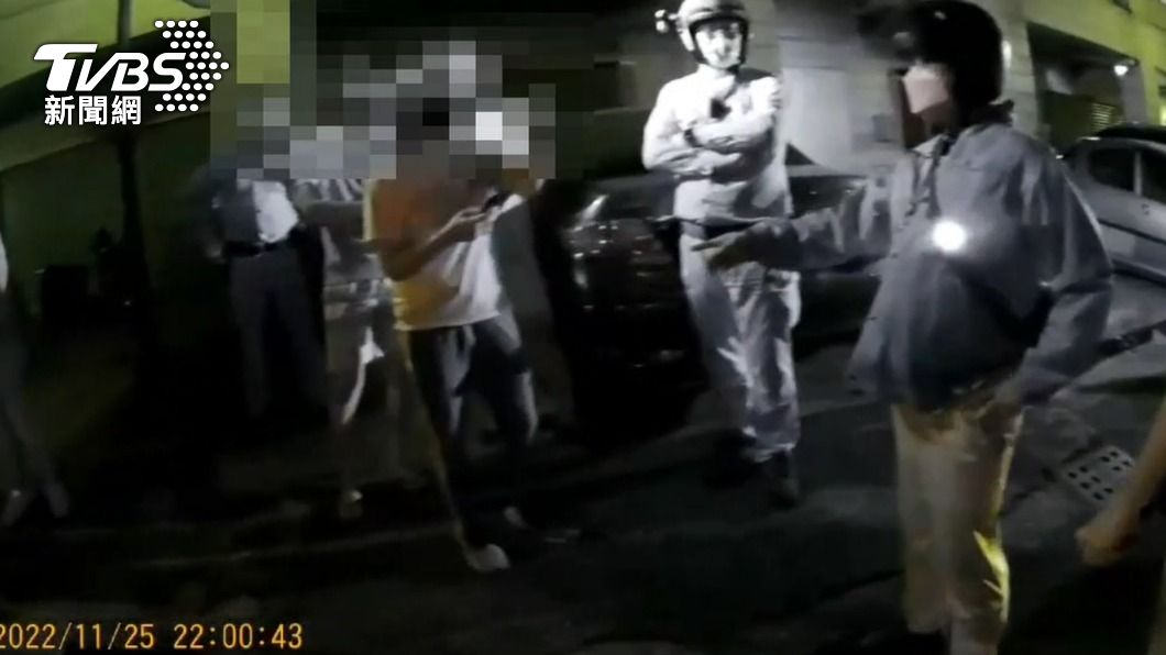 警方到場逮捕砸車的5人。（圖／TVBS）
