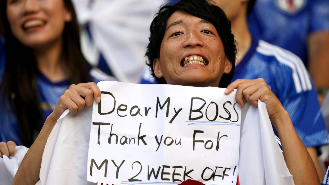 FIFA在推特上貼出一名日本球迷在場邊加油的照片，他舉著標語寫「我親愛的Boss，謝謝你讓我放假2個禮拜！」十分逗趣。（圖／翻攝自FIFA官方推特）