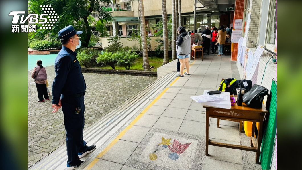 新北市板橋區稍早傳出媒體記者違規進入投票所拍攝，遭到警方帶回偵辦。（圖／TVBS）