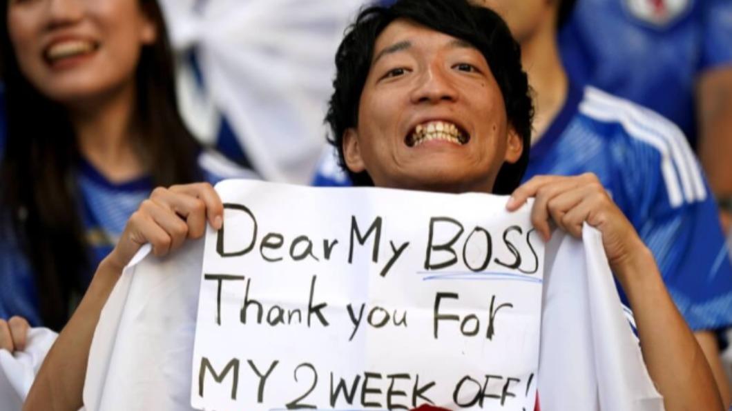 國際足球總會（FIFA）日前發出日本球迷舉牌的照片。（圖／翻攝自Twitter）