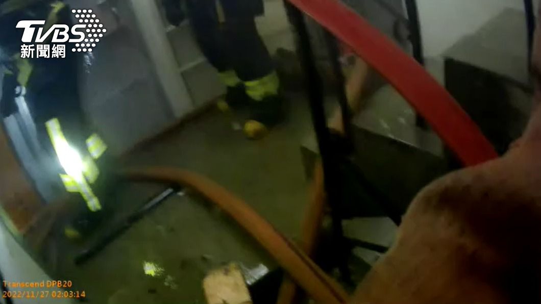 鶯歌公寓驚傳火警，警消拉水線入內灌救。（圖／TVBS）