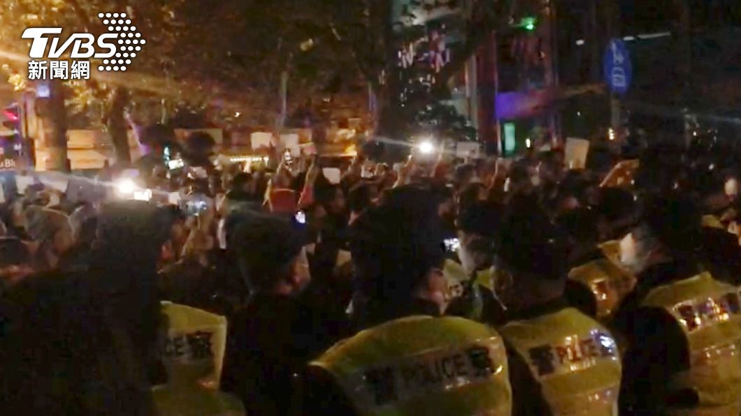 上海示威民眾與警方對峙。（圖／達志影像美聯社）