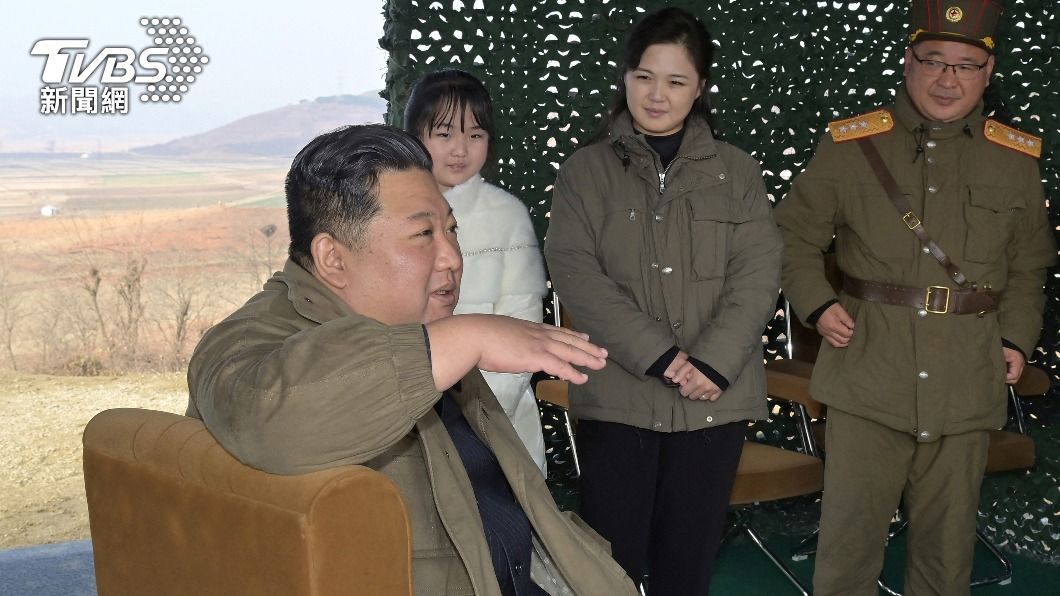 北韓領導人金正恩18日頒布「軍官晉升命令」，喊話北韓的終極目標是「成為地表最強核武國」。（圖／達志影像路透社）