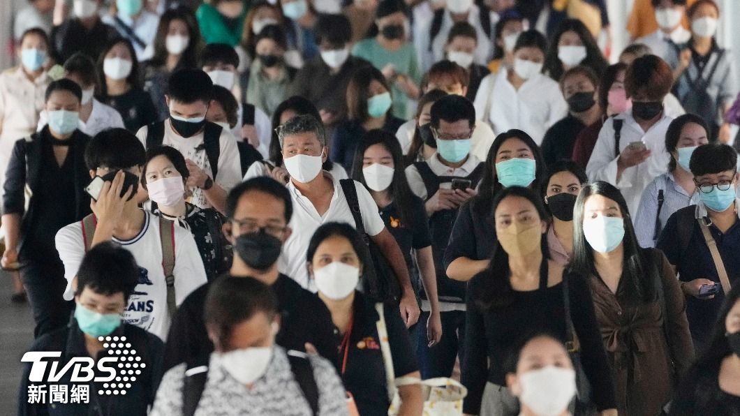 有鑑於近期新冠確診數再次上升，泰國呼籲居民和遊客出入人多處應戴好口罩。（圖/達志影像美聯社）
