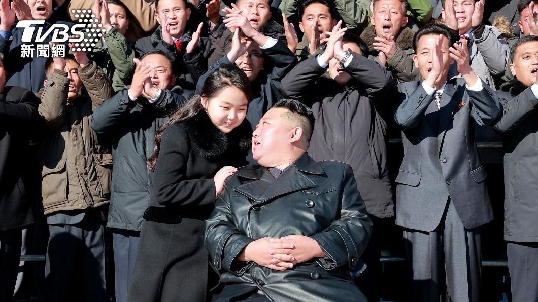 北韓領導人金正恩的9歲愛女金朱愛，在18日陪同父親視察火星17型洲際彈道飛彈 （ICBM）試射。（圖／達志影像美聯社）