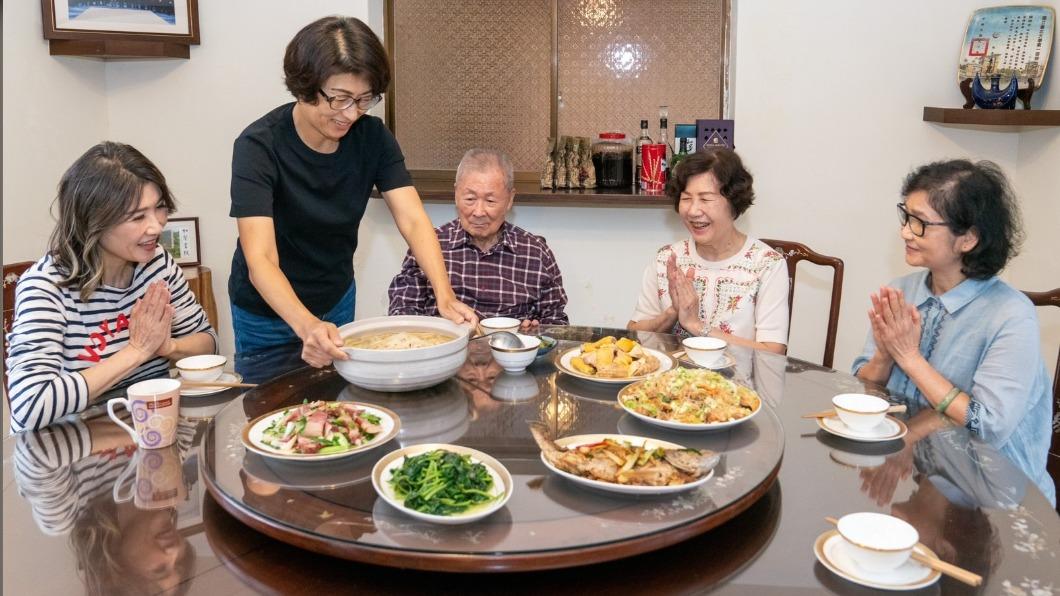 饒慶鈴勝選先回家陪家人吃飯(圖/饒慶鈴競選總部提供)