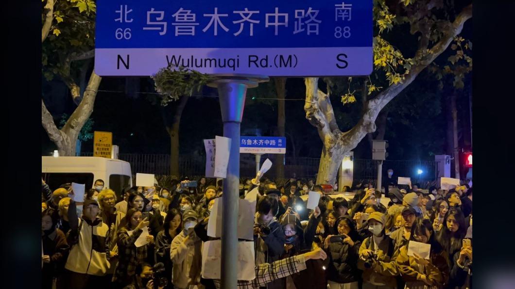 上海市民再聚烏魯木齊路喊「放人」。（圖／翻攝自 Twitter @brandhane）