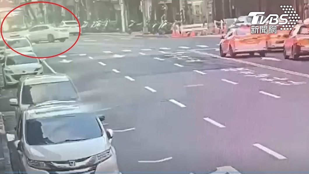 監視器拍下小轎車逆向撞公車的瞬間。（圖／TVBS）