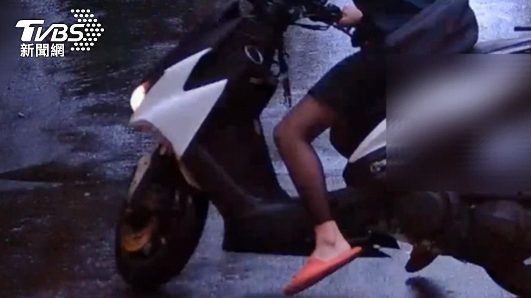 監視器拍下涉嫌公然猥褻的曹男身穿裙裝、黑絲襪。（圖／TVBS）