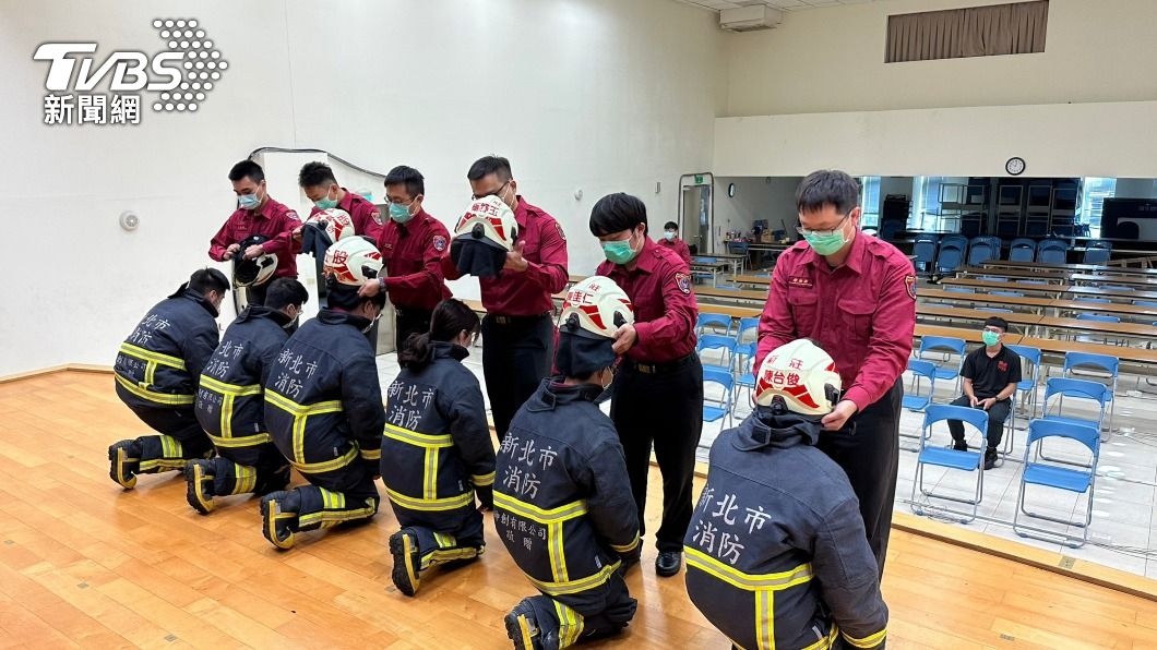 第二大隊舉行新進消防人員師徒制拜師授教儀式，6名新進消防員「高跪姿」拜師。（圖／TVBS）