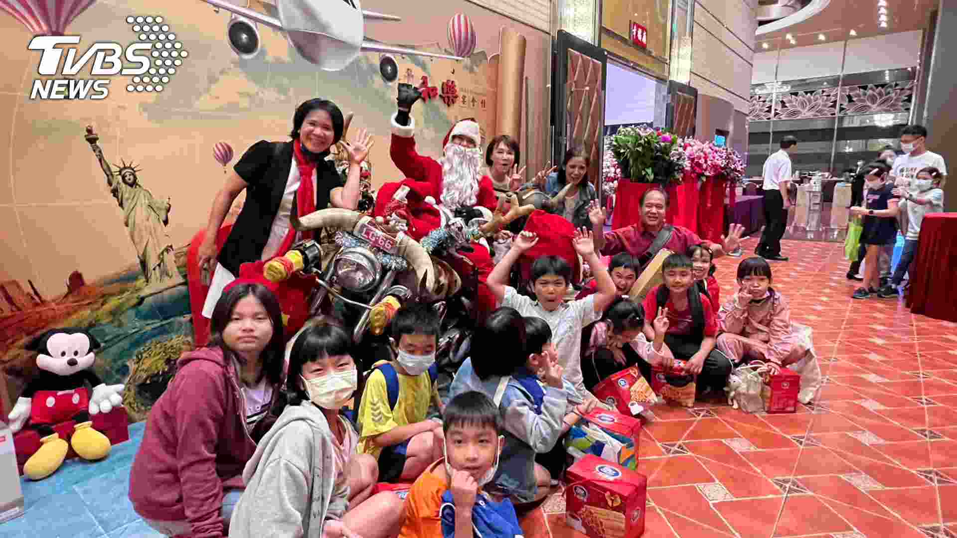 《TVBS信望愛永續基金會》新聞用圖-TVBS高雄駐地記者趙立騎著親手打造「聖誕牛車」溫馨入場。(圖/TVBS提供)