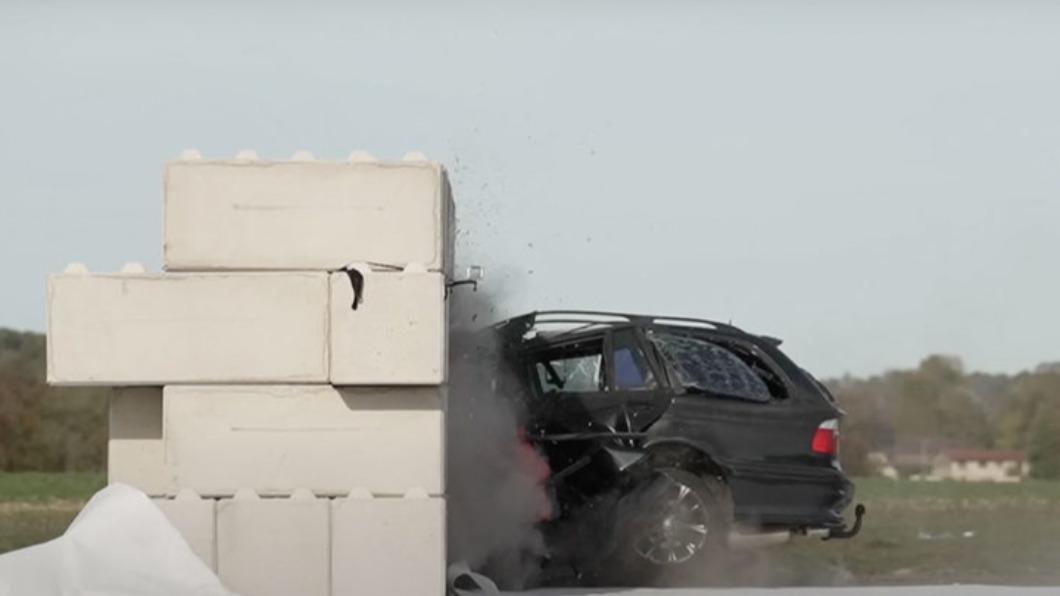  來自法國的YouTube頻道，親自測試高速撞車下場會如何。（圖／翻攝自Vilebrequin YouTube）