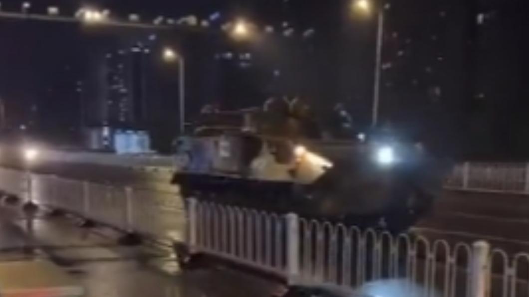 大陸徐州居民28日晚間拍下大批裝甲車行經街頭的畫面。（圖／翻攝自 推特@fangshimin ）