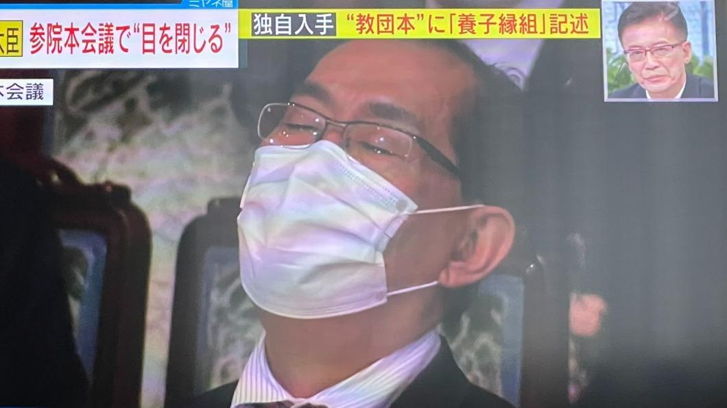 日本多名議員在國會上大打嗑睡，睡相全被媒體捕捉下來。（圖／翻攝自@ren_xlm推特）