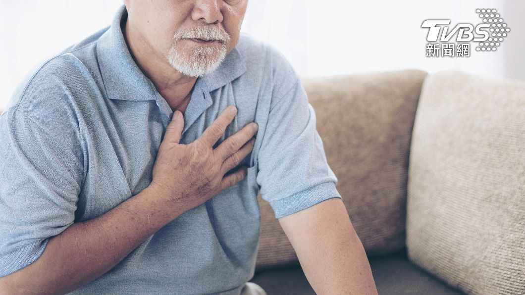 許多病患急性梗塞時常出現胸悶、胸痛症狀。（示意圖／shutterstock達志影像）