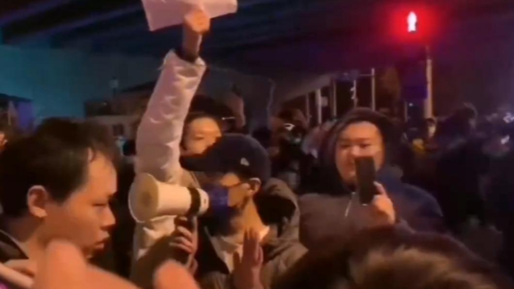 北京亮馬橋旁，一名男子拿大聲公稱「抗議群眾中有境外反華勢力」，立刻遭身旁民眾怒嗆。（圖／翻攝自 推特@whyyoutouzhele）