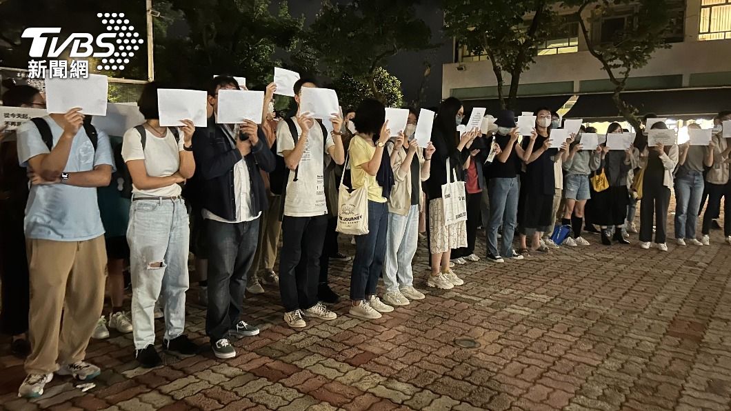 香港學生集會抗議當局過度防疫及悼念新疆烏魯木齊火災事件。（圖／達志影像美聯社）
