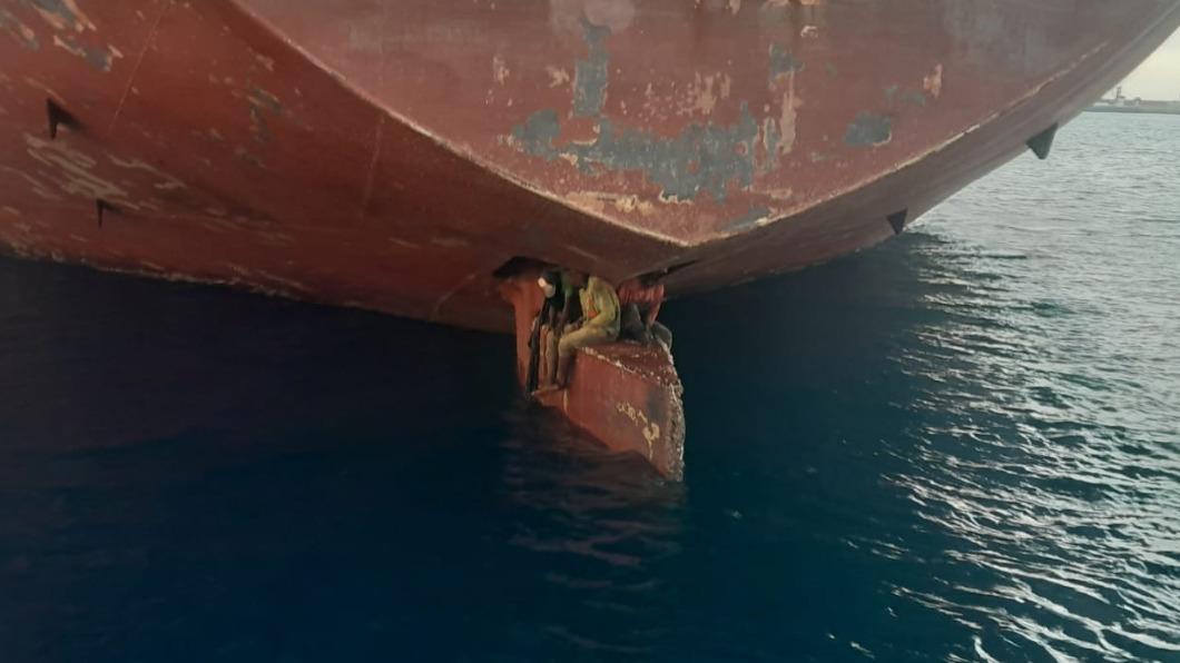3名偷渡客躲在油輪下方的船舵上。（圖／翻攝自 SALVAMENTO MARÍTIMO 推特 @salvamentogob）