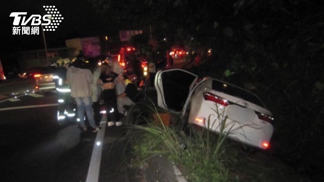 19歲女駕駛載朋友回家發生車禍。（圖／TVBS）