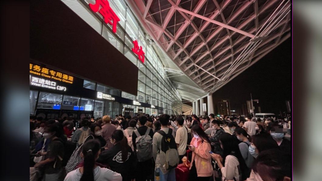 在微博、推特上流傳，廣州南站車站前擠滿了返鄉人潮。（圖／翻攝自@whyyoutouzhele推特）