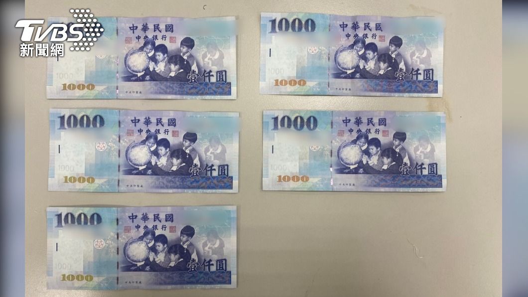 5張千元鈔一度被辨識成假鈔。（圖／TVBS）