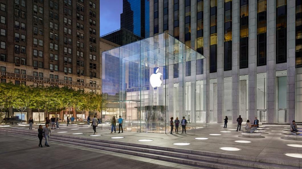 1名男子前往紐約第五大道蘋果旗艦店買了300支iPhone。（示意圖／翻攝自Apple官網）
