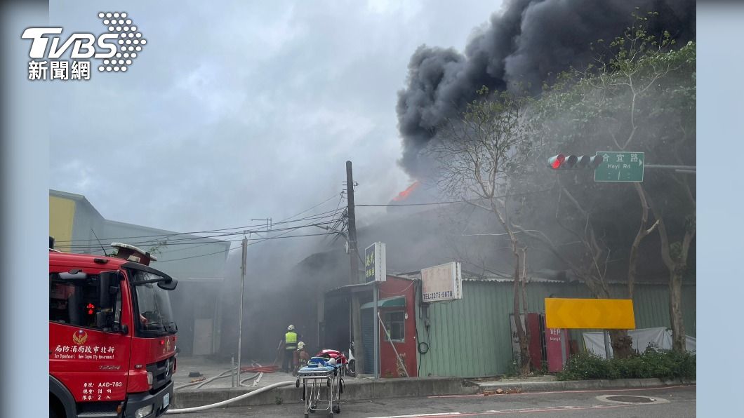 板橋床墊工廠大火，黑煙直竄天際。（圖／TVBS）