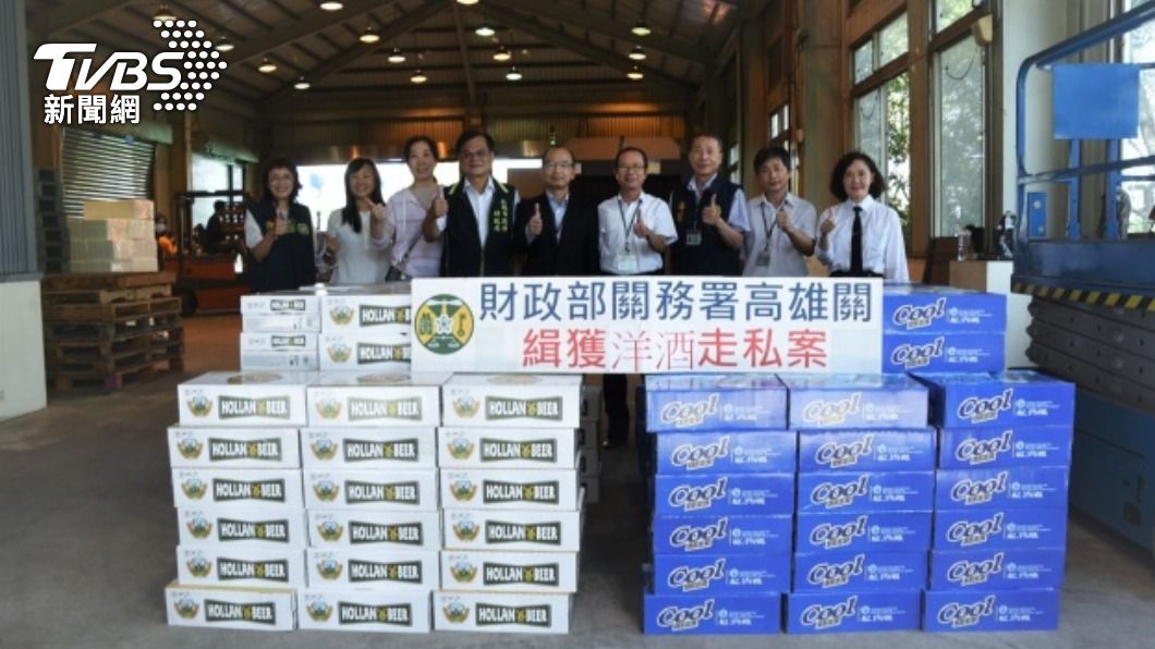 高雄海關查獲60萬罐走私啤酒。（圖／中央社）