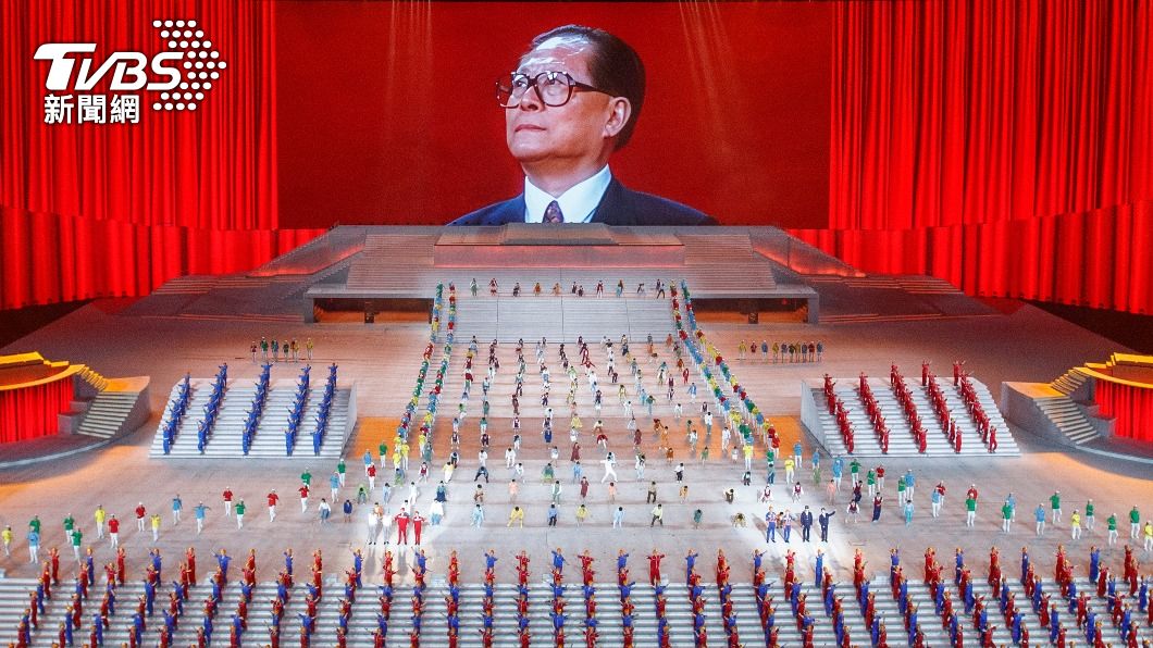 中國共產黨成立100周年紀念晚會上，螢幕播放了前國家主席江澤民的影像。（圖／達志影像路透社）