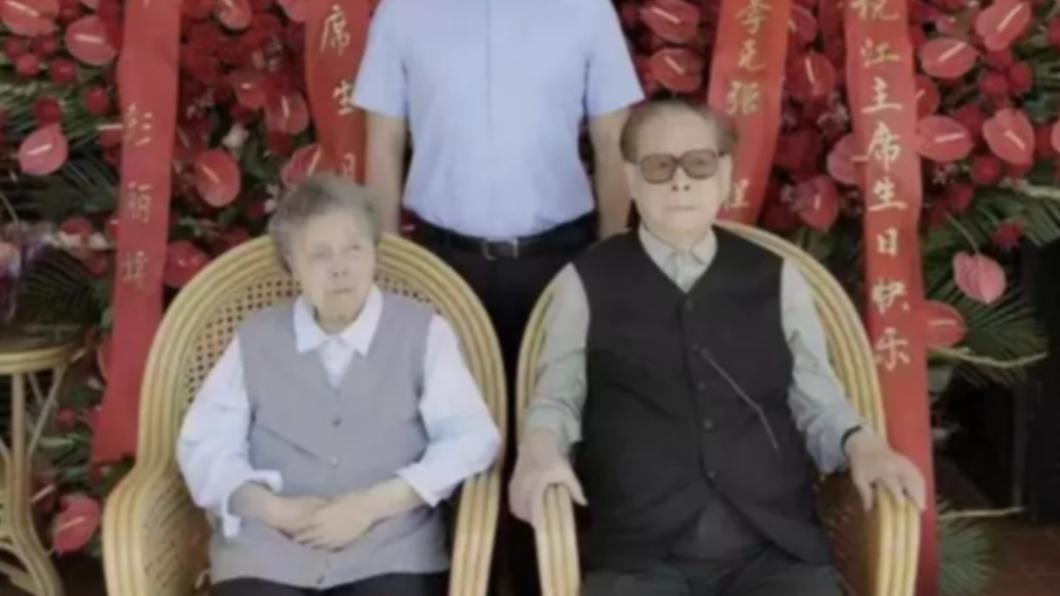 中國社群媒體瘋傳一張江澤民於8月生日前夕拍攝的照片，只見他雖高齡96歲，當時氣色仍相當好。（圖／翻攝自 微博）