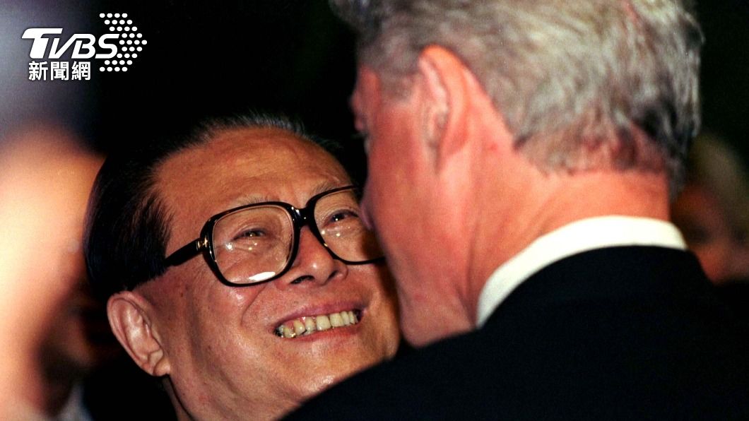 1998年，時任中國國家主席江澤民和美國總統柯林頓於於北京人民大會堂見面，兩人友好的擁抱、打招呼。（圖／達志影像路透社）