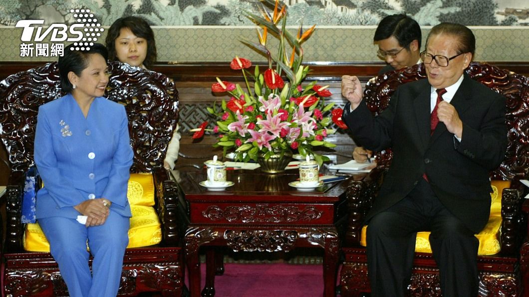 江澤民2004年會晤前菲律賓總統艾洛優（Gloria Macapagal Arroyo）時，即興提出男女合唱邀請。（圖／達志影像美聯社）