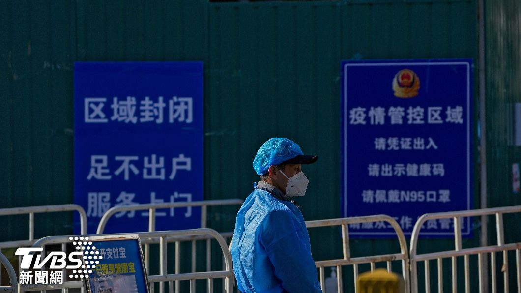 前一晚才發生警民衝突，廣州卻在30日下午突然解除所有防疫管制。（圖/達志影像美聯社）