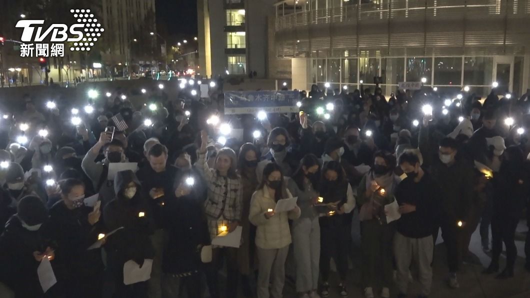 美國加州舊金山灣區城市聖荷西民眾燭光聲援白紙運動。（圖／中央社）