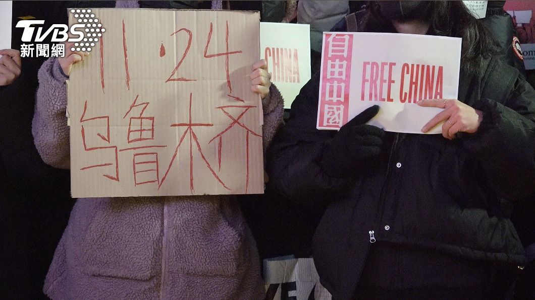 在韓中國人帶著自製標語走上首爾街頭，聲援白紙運動。（圖／中央社）
