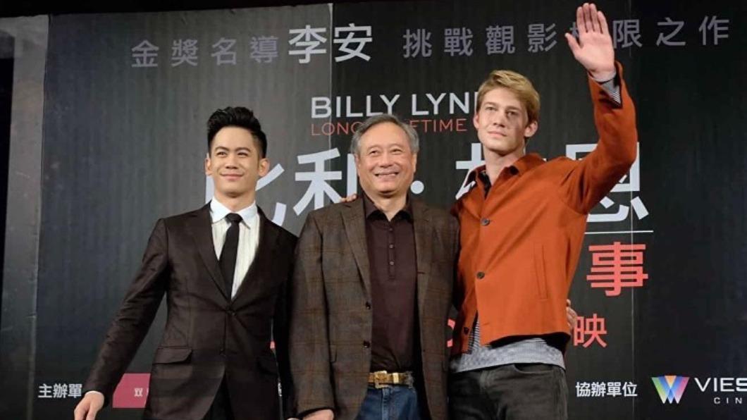 李淳（最左）、李安與喬艾爾文合作《比利·林恩的中場戰事》。（圖／翻攝自IMDB）
