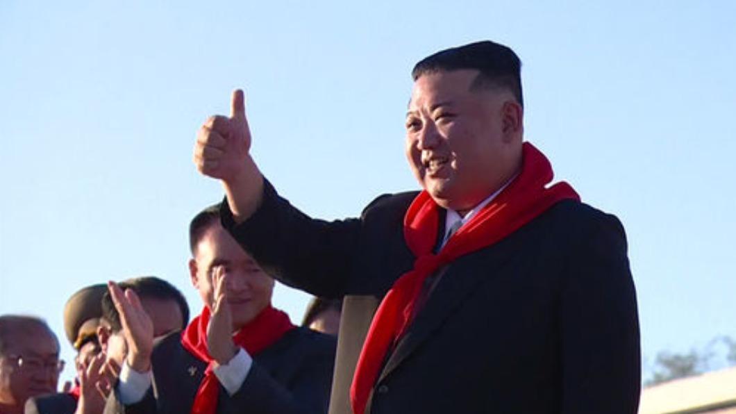 北韓領導人金正恩於11月底，公開表揚駕駛軍機「挑釁美韓」的705名飛行員。（圖／翻攝自《朝中社》）