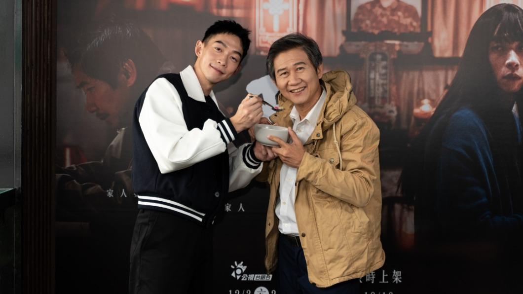 陳文彬（右）被劇中女兒王可元（左）餵食圓仔湯。（圖／公視台語台提供）