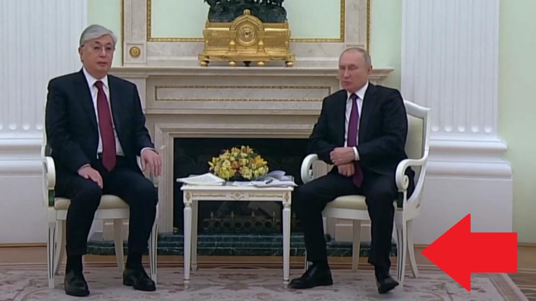 在普欽與哈薩克總統托卡葉夫的會談影片中，可以看見普欽似乎坐立難安，左腳不斷詭異抽動。（圖／翻攝自Youtube）