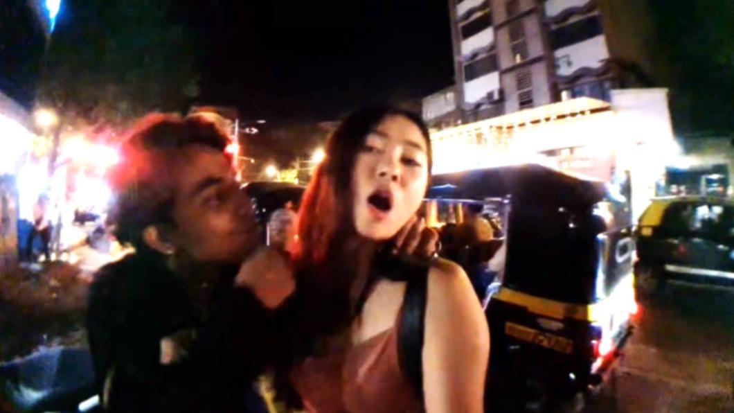 南韓YouTuber Mhyochi 在印度孟買遭當地男子騷擾。（圖／翻攝自Mhyochi Twitter）