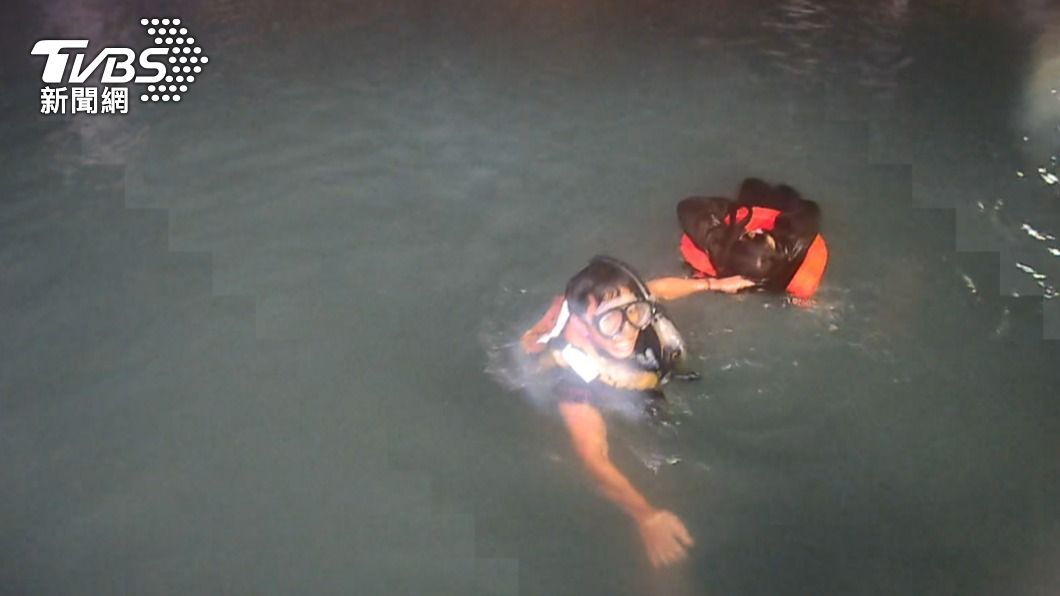 淡水魚人碼頭驚傳女子落水，警消人員頂著低溫下水搶救。（圖／TVBS）