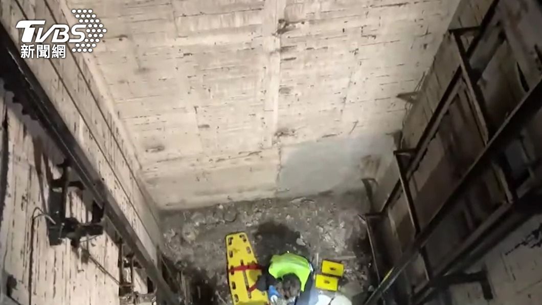 女子失足摔落電梯井，警消到場搶救。（圖／TVBS）