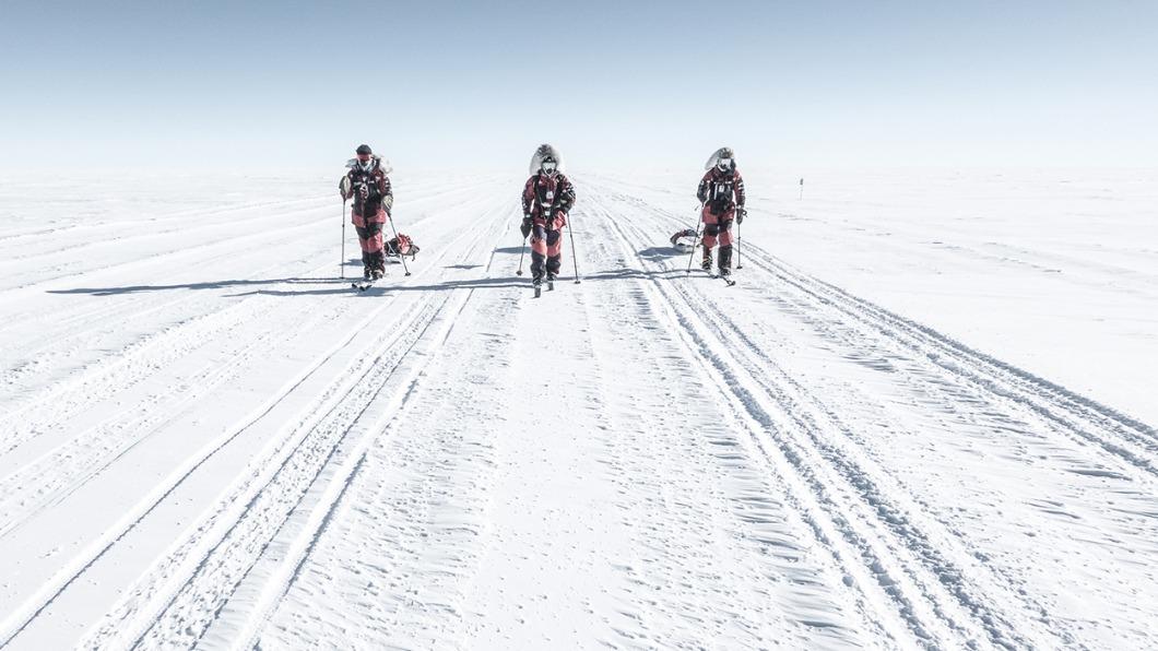《無邊》南極冒險隊徒步前進。（圖／後場音像紀錄工作室提供）