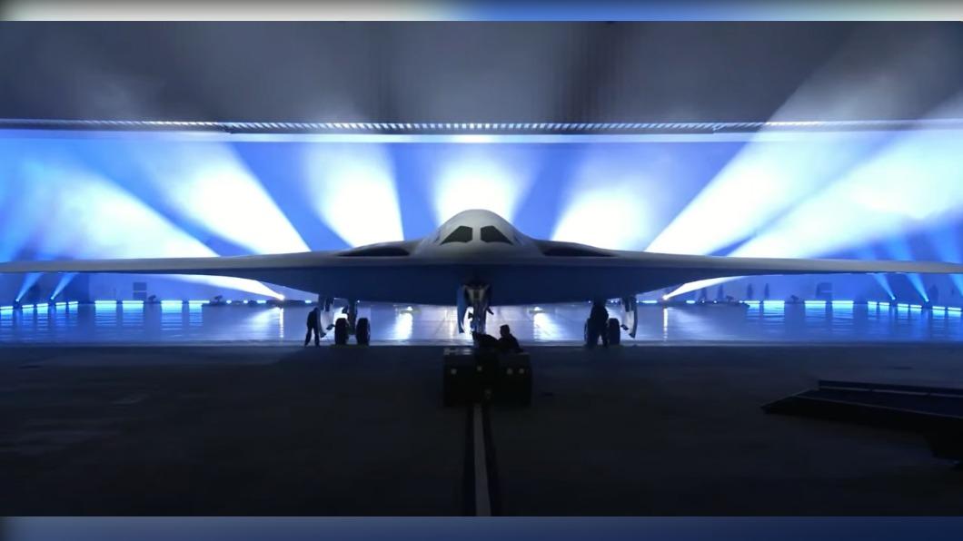 美軍近30年首款新轟炸機B-21正式對外亮相。（圖/翻攝自美國空軍YouTube直播）